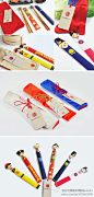 弘艾棠暖丹柳蔚扬eGS1V：【一世情，两双筷】加拿大华裔设计师Lily Li的创意：以全世界主要的筷子使用国——中国、日本和韩国的国旗色为主题，小小的布袋，用红绳系在一起。解开它，你就会看到两双筷子，穿着这三个国家各自的传统服装，一男一女，一生一世，很温馨的结婚礼物。