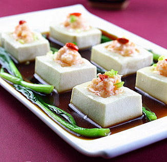 【鲜虾酿豆腐】1、虾仁、肥肉切小块，剁馅...