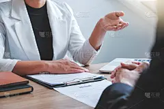人力资源高级经理在一次工作面试中阅读简历员工年轻男子会见申请人和招聘