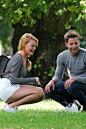 当地时间8月31日，玛歌特·罗比 (Margot Robbie) 与新男友Tom Ackerley在公园散心。