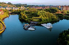 重庆中海黎香湖 特色小镇 欧式 英式 新古典 旅游度假 建筑 复古 鸟瞰 驳岸 生态湖景 栈桥 植物 景观设计（SED新西林景观国际，受邀加入ASLA协会，拥有风景园林工程设计专项甲级，业务范围：住宅及社区设计、酒店及度假设计、养老地产及产业园区设计、商业地产设计、城市及空间设计、城市规划设计）
