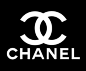 标志说明：香奈儿标志中的双C是Coco Chanel的首字母，LOGO充斥在服装的扣子、皮件的扣环、眼镜、耳环等各个可用之天，双C已经成为时兴界的骄傲。
