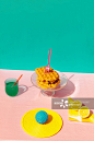 华夫饼，果汁，酸橙和桌上的橡皮球图片素材