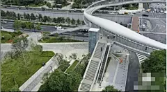 西安这座天桥到底是什么绝绝子？航拍、自拍都太美了！_环形 :  被誉为“最美天桥”的 吴先生：“颜值高，造型独特，打破了以往天桥建设中规中矩的模式，大面积的玻璃墙面美观通透，不仅有扶梯还有直梯，期待咱们西安能建设更多这样的天桥。” 来体验这座环形天桥的艺术魅…