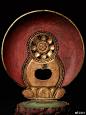 一尊室町时代的木雕彩绘佛像，背光、底座鎏金，雕的是爱染明王，是佛教密宗的明王之一。