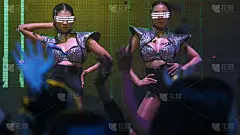 一群人在迪斯科夜总会随着DJ的音乐节奏跳舞