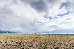纳木措(或南湖)积雨云暴雨;纳木错(Nam Co)，是中国西藏拉萨市当雄县的一个山地湖泊，位于念青唐
