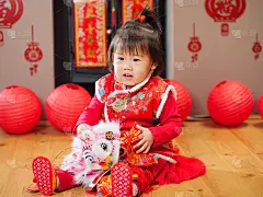 中国女婴传统装扮庆祝中国新年