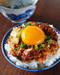 #深夜食堂# 东京一个名叫Yasunario的小伙儿创建了一个名叫“料理勉強家ヤスナリオのブログ”的美食博客，每天都会上传一个自己烹饪的美食照片，还会把烹饪食材和过程分享到博客里。