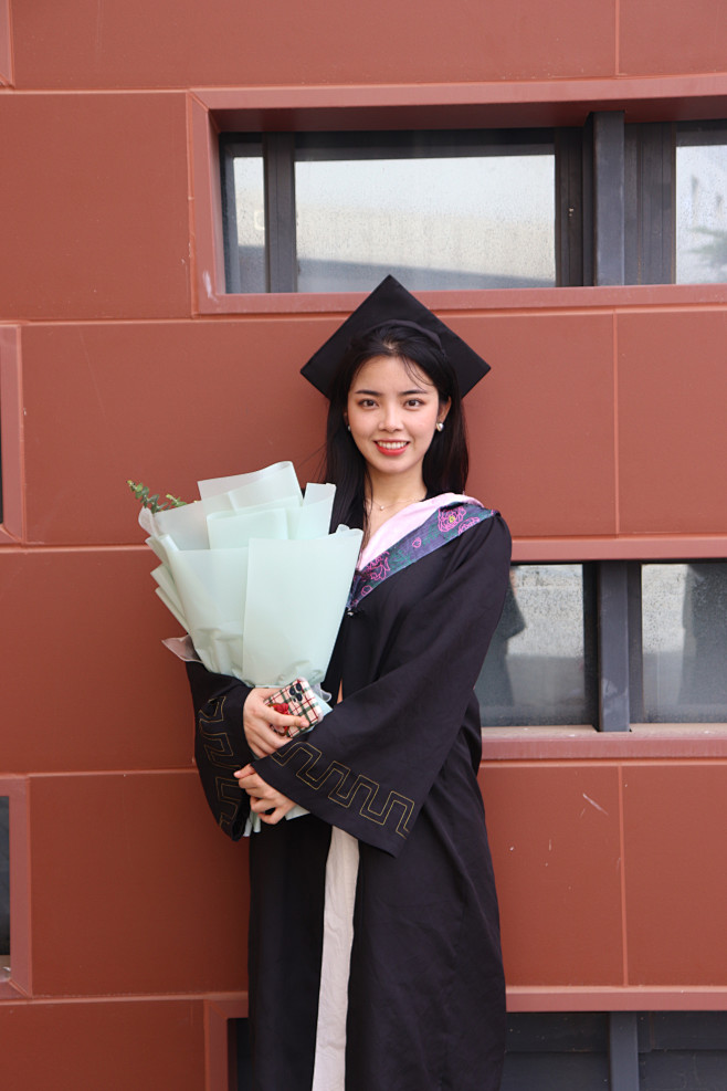 一 位 身 材 苗 条.胸 部 娇 小 的 亚 洲 少 女 身 穿 日 本 校 服.用 精 湛 的 口 技 取...