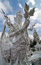 泰国清莱白寺龙昆塑像