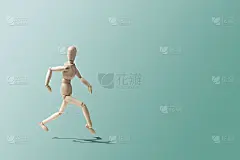 摆着跑步姿势的木制人体模型。
