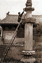林徽因在山西五台山佛光寺测绘唐代经幢。
