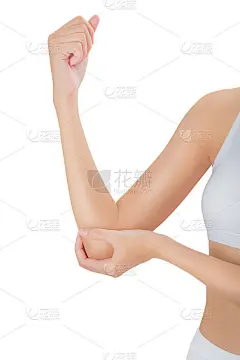 女人的手握着美丽健康的手臂，按摩她的肘部在疼痛的区域，孤立在白色的背景。