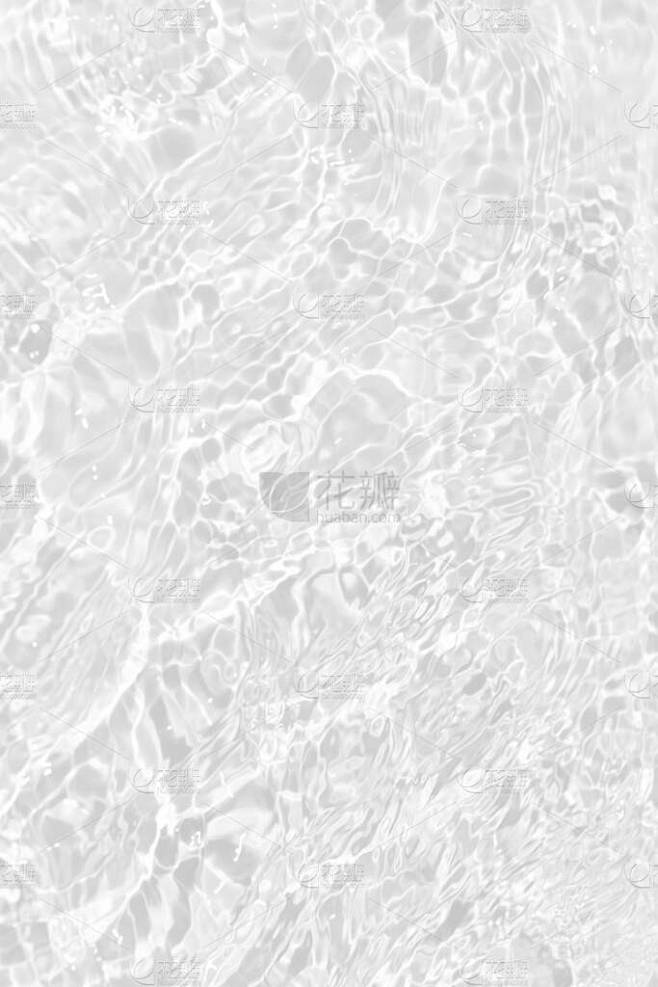 水面上有波纹的白水。Defocus模糊了透明的白色清晰平静的水面纹理与水花和气泡。具有闪光图案纹理背