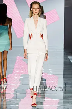 强势摩登女性的柔软内核！范思哲 (Versace) 2015春夏女装秀，海报时尚网带你亲临2015春夏米兰时装周_第8页_范思哲女装