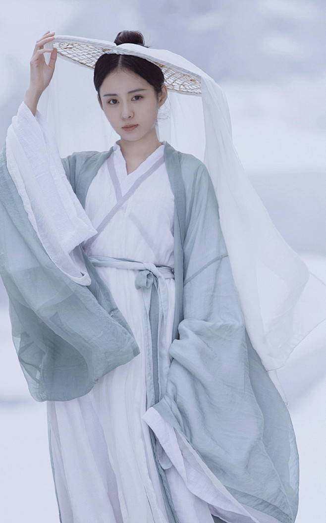 雪山之上银装素裹白衣美人郑合惠子仙气缥缈古装写真