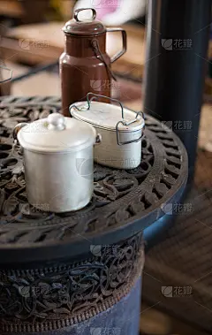 木头炉子上的旧铁盒子