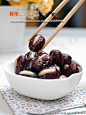 #酷厨食谱# 《爱要用味道说出来--蜜酿糯米枣》

食材：
红枣、糯米粉、白糖、桂花蜜；
步骤：
1. 红枣放入清水中浸泡1小时，洗净后从中间剖开，小心把枣核从枣内取出来；
2. 糯米粉和适量白糖混合，用温水和成面团；
3. 揪一块比枣小点的糯米团，搓成和枣差不多的长度；
4. 嵌进枣子中间，并稍稍压紧，放入盘中；
5. 盘子里到入至枣子约1/3高度的清水，放入锅内蒸15分钟；
6. 出锅后淋上桂花蜜即可。