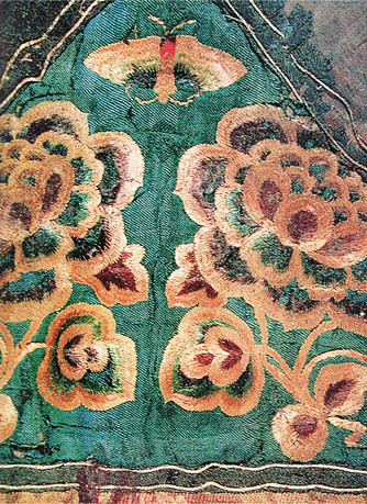 唐代绿绫地刺绣蝶恋花纹幡头