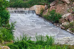 大坝放水，大坝的过剩容量，直到泉道溢出。