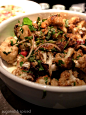 “Spiced cauliflower with goats curd” (15澳幣) 上桌時的濃郁香氣我似乎現在都還能聞到。白花菜與香菜，孜然，茴香籽，和胡椒一起炒至微焦，再加入青蔥，檸檬汁，青辣椒，西洋芹，和薄荷提味，配上底層的一抹山羊奶酪，味道絕對令人上癮。為了加強這道菜的賣相，大廚還特地撒上一些紅寶石般的石榴果粒，很有心。