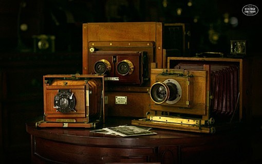 超复古的机械唯美摄影，有相机、电话、打字...