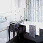 享受经典搭配 13个黑白卫浴设计以白色的主色调，加入些黑色的元素，地砖由黑白灰的三种色彩渐变而来，给单调的空间增加了变化感。经典黑白搭配13款卫浴间装修效果图大全2013图片