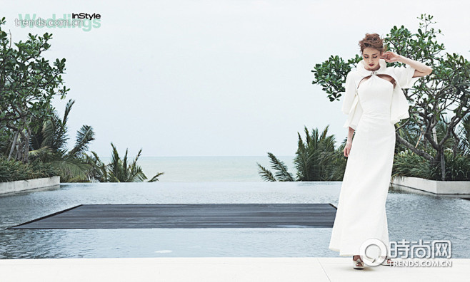 演员李多喜携手某时尚杂志拍摄了一组婚纱写...