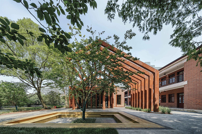 华东师范大学丽娃河畔书吧修缮：在记忆与希...