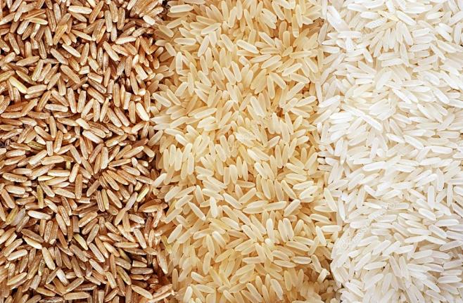 食品背景与水稻品种的三行： 糙米、 混合...