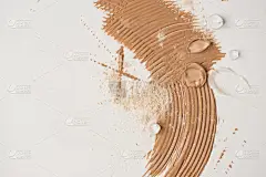 在白色背景上隔绝的化妆品霜.化妆品BB化妆石斑。皮肤色泽CC霜撕破型