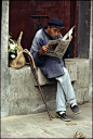 1980年，上海。一位讀外文報紙的長者。布魯斯-戴爾 Bruce Dale 攝