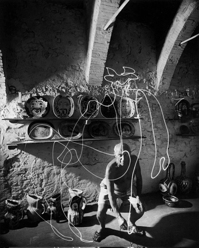 毕加索《用光作画》，1949©乔恩·米利...