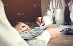 两个业务人员一起分析汇总报表图。