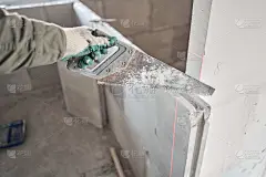手锯石膏板。公寓的内墙使用带槽脊的石膏混凝土板。新建筑尚未完工。企口石膏块