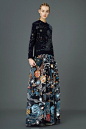 当花草、宇宙、星月等元素遇上裙子后的奇妙反应。（VALENTINO PRE-FALL 2015）