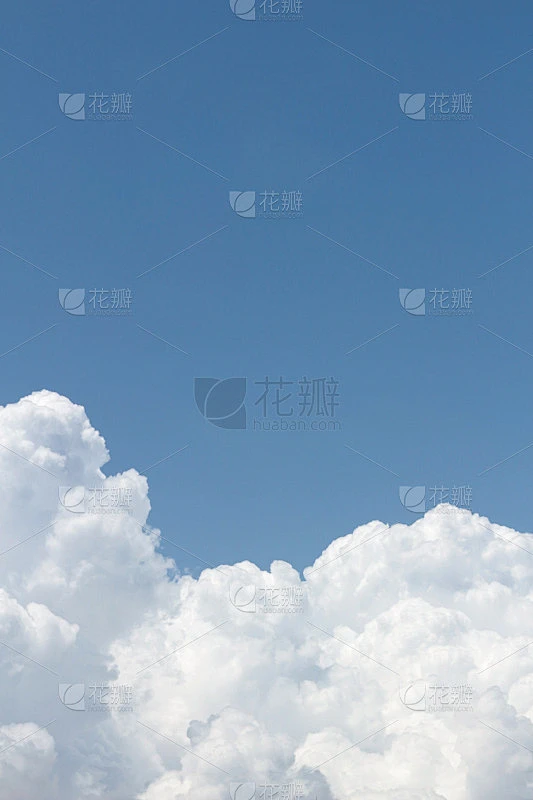 夏天的云在蓝色的天空中散开素材-花瓣网