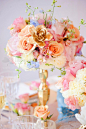 甜蜜粉、蓝色的餐桌装饰，华丽的金色的公主风让甜美、繁琐也是一种有特色的装饰风格-婚礼素材收集者-喜结网汇聚婚礼相关的一切