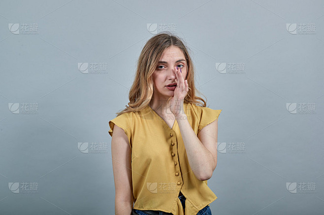 年轻女子把手放在脸旁边，长舌妇