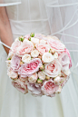 桃粉色的教堂婚礼装饰，活跃的气氛下的全鲜花装饰婚礼