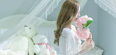 房间,鲜花,毛绒玩具熊,长发清新美女电脑壁纸