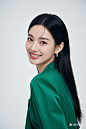 绿色衣服的女模特，白色背景，站着微笑 (1)