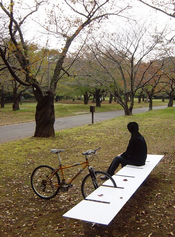 两用型长椅。长椅+自行车桩。