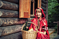 Little Red Riding Hood in front of a cottage._创意图片