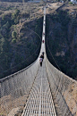 巴特區規模最大的吊橋，長135米的吊橋連接區總部，4小時的路程現在減少到幾分鐘。(尼泊爾)