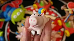 日本 Toy story玩具总动员 钱罐猪 皮克斯小球 摆件 名片座-淘宝网