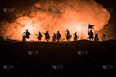 有骑兵和步兵的中世纪战斗场景。剪影的人物作为单独的对象，战斗的战士之间的黑暗色调的雾背景。夜景。