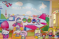 『日本。北海道』札幌新千歲機場 HELLO KITTY HAPPY FLIGHT （快樂飛行公園）｜跟著Hello Kitty 空姐一起去環遊世界 互動園區好好玩/ 快樂飛行咖啡廳＆快樂飛行商店很多療癒系限定商品與餐點，可愛到犯規， Kitty控不能錯過的朝聖景點。