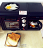 早餐机投入使用。面包已经烤好了，现在在煎蛋，右边用咖啡机煮了柠檬红茶，啊哦！